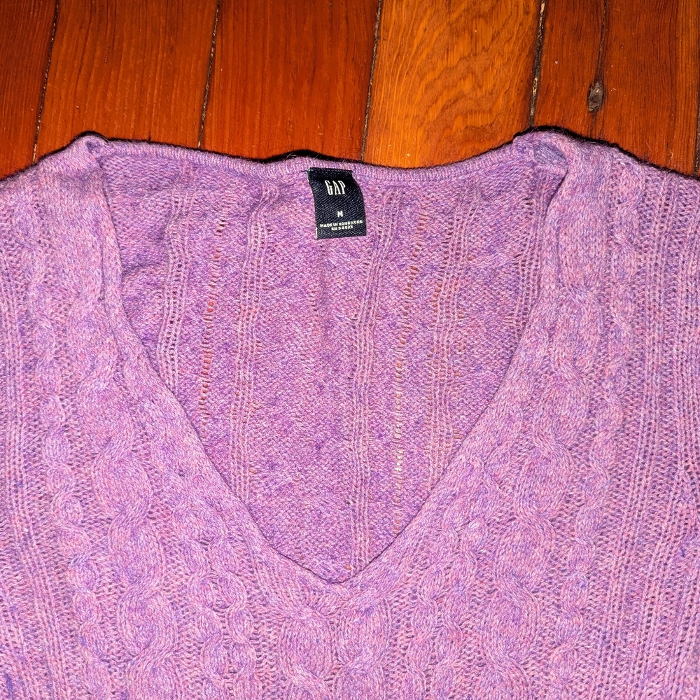 GAP Women's V-Neck Wool Sweater in Lavender M - Picture 2 of 8
